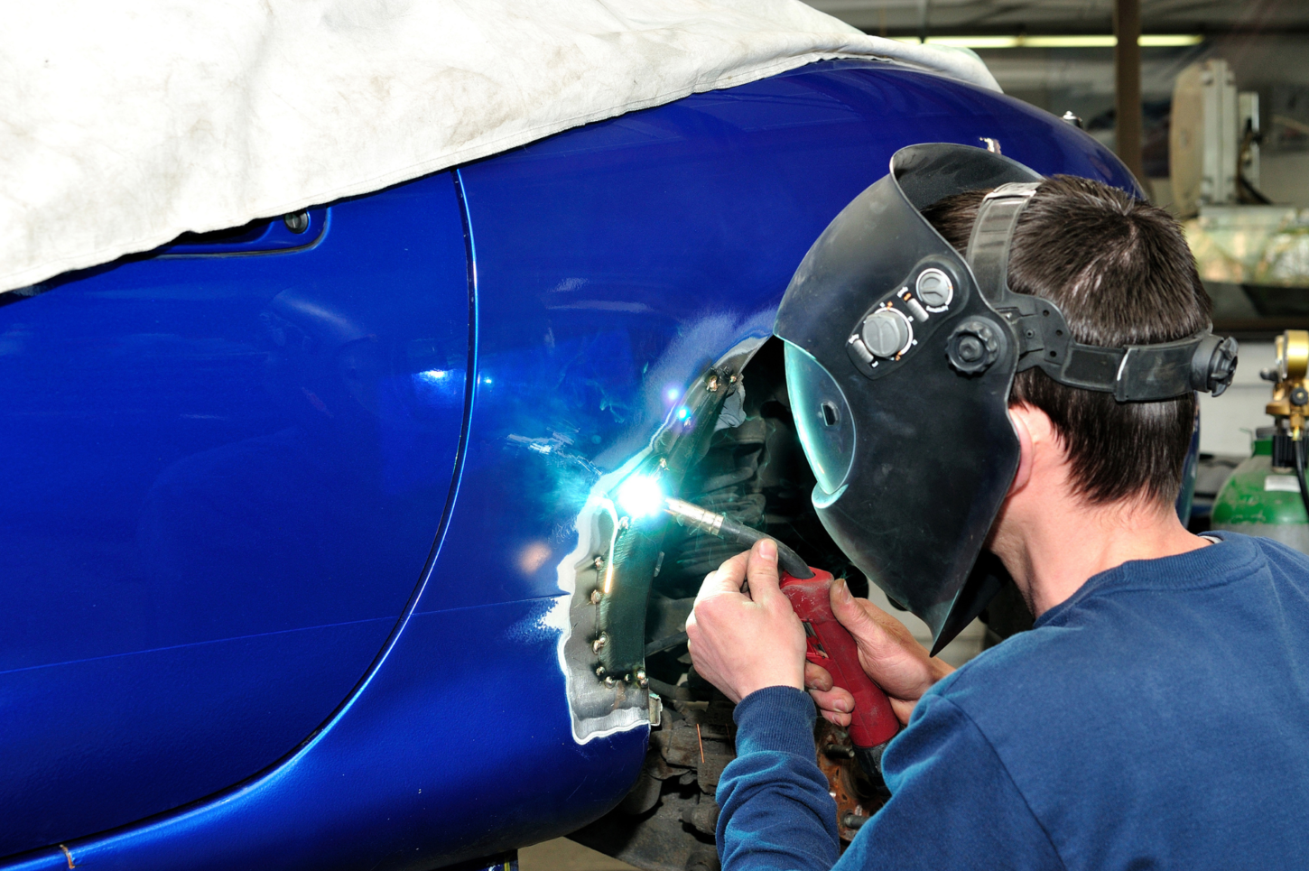 Bildungsgang Carrosseriefachleute Spenglerei mit Fokus auf Reparatur, Richtarbeiten und Carrosseriearbeiten